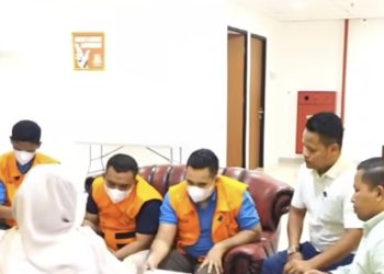 Tim Penyidik Kejati Riau Serahkan Tersangka Pelaksanaan Tahap II Perkara dinyatakan Lengkap P21 Perkara Dana PI Blok Rokan