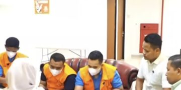 Tim Penyidik Kejati Riau Serahkan Tersangka Pelaksanaan Tahap II Perkara dinyatakan Lengkap P21 Perkara Dana PI Blok Rokan