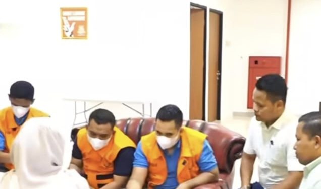 Tim Penyidik Kejati Riau Serahkan Tersangka Pelaksanaan Tahap II Perkara dinyatakan Lengkap P21 Perkara Dana PI Blok Rokan