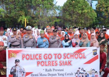 Louncing Police Goes To School, Hafal Sejarah Kerajaan di Nusantara Sampai ke Kerajaan Siak Kapolres Siak AKBP Asep Sujarwadi, SIk, MSi Pukau Siswa Siswi SMA N Satu Siak