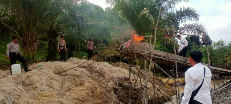 Penertiban PETI di Desa Pulau Padang,Satu Unit Rakit PETI Yang Tidak Beroperasi Ditertibkan