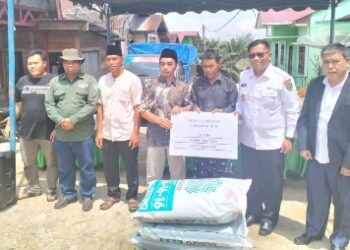 Wabup Tapsel : Serahkan Belasan Ton Pupuk dan Ratusan Ribu Bibit Kopi