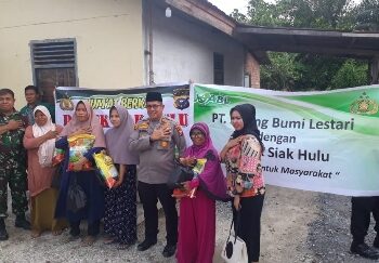 Jumat Barokah, Polsek Siak Hulu Bersama PT ABL Berikan Bansos Kepada Warga Kurang Mampu