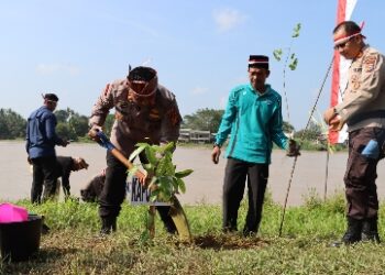 Teluk Erong Dihijaukan, Ini Pesan Kapolres Inhu Saat Tanam Pohon Serentak