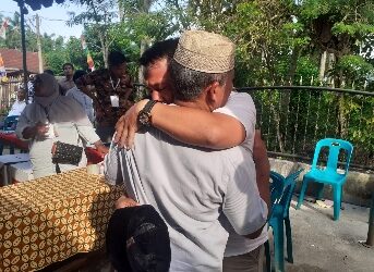 Sah jadi Pemenang Pilkades Desa Partihaman Saroha Amran Dalimunte Sujud di Kedua Kaki Orang Tuanya