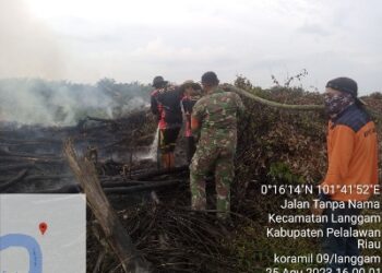 Babinsa Koramil 09/Langgam Berjibaku Pendinginan Bersama BPBD, PT MUP