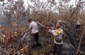 Polsek Tambang Ikuti Giat Pendinginan Bekas Kebakaran Lahan di Wilkumnya