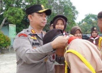 Polri Peduli Budaya Literasi, Polres Siak Bagikan Buku Kepada Pelajar di Kecamatan Dayun
