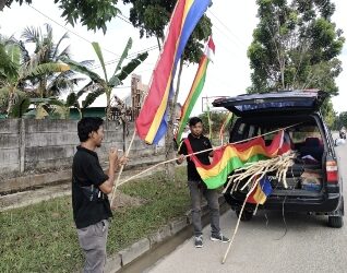 Sambut HUT RI ke 78, Petugas Kesbangpol Pelalawan Pasang Ribuan Bendera dan Umbul-umbul