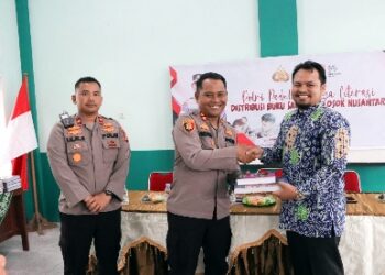 POLRES KUANSING MENYERAHKAN BANTUAN ALQURAN DAN BUKU BACAAN KE PONPES KH.AHMAD DAHLAN DAN BERIKAN SOSIALISASI PERLINDUNGAN HUKUM TERHADAP PROFESI GURU
