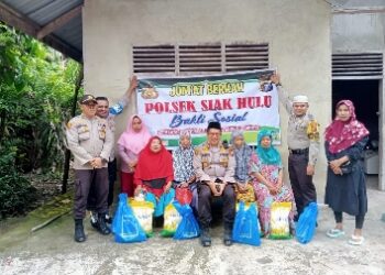 Jumat Barokah, Polsek Siak Hulu Berikan Bansos Kepada Warga Kurang Mampu di Buluh Cina