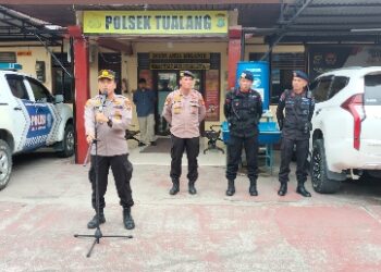 Kapolsek Tualang Pimpin pergeseran Pasukan 52 Personil BKO Brimob Polda Riau dan Personil Samapta Polda Riau dalam pengamanan Pilkampung