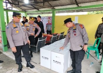 Pamwatwil Kab Siak Kapolres Siak didampingi Kapolsek Tualang beserta camat Tualang Langsung Melihat Proses Pilpung di Kantor Desa