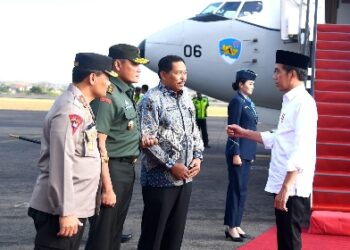 Awali Kunjungan Kerja Hari Kedua, Presiden Jokowi Terima Mushaf Al-Quran