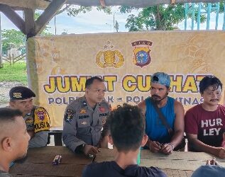 Jumat Curhat, Polsek Minas Sambangi Warga Yang Berkumpul Disalah Satu Warung di Minas Jaya