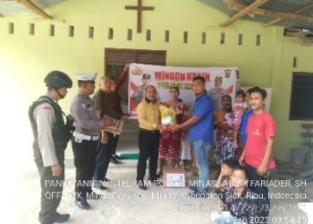 Polsek Minas Polres Siak dengarkan curhatan Jemaat GPDI AGAPE DELIMA Minas sekaligus berikan bantuan sembako