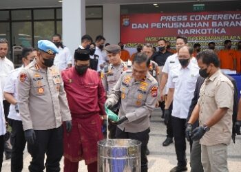 Kegiatan Pemusnahan Barang Bukti Narkoba Sebanyak 9,949,52gram sabu, 60.23kg Ganja dan 54.623 butir ekstasi dipimpin Wakapolda Riau