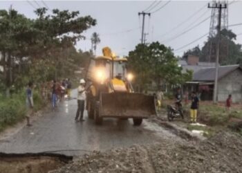 Mendapat Informasi Jalan Pasirpengarain-Ujung Batu Terputus, Kadis PUPR Riau Langsung Sigap Turunkan Alat Berat