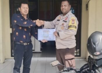 Bhabinkamtibmas Bripka Wawan Asroy Terima Penghargaan dari Kades Merangin