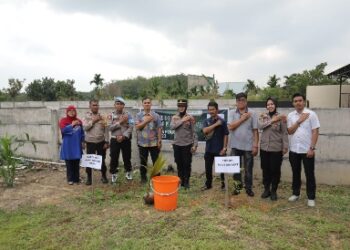 Sambut HUT Humas Polri ke -72, Humas Polres Kampar Gelar Tanam Puluhan Pohon