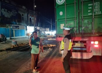 Unit Lantas Polsek Tualang Tilang Truck Masuk Dalam Kota