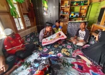 Polsek Tualang Beri Bantuan Tali Asih dan sembako Kepada Anak Cacat Fisik Sejak Lahir