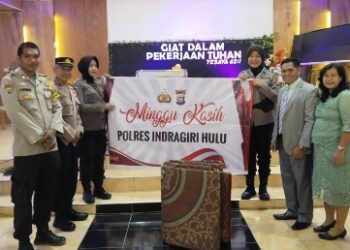 Polres Inhu Bantu Karpet Untuk Gereja GPDI Elsadai Saat Kegiatan Minggu Kasih