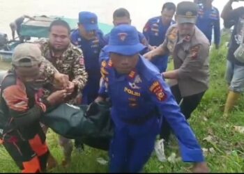 Tim Gabungan Sat Pol Air Polres Pelalawan Bersama BPBD dan Masyarakat berhasil temukan Jasad Korban Kecelakaan Lalu lintas Jatuh Ke Sungai Kampar