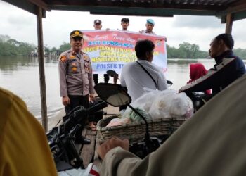 Cara Unik Polsek Tualang Laksanakan Cooling System, Temani Masayarakat Menyebrang 