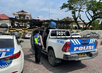 Laksanakan Arahan Kapolri Satlantas Polres Pelalawan Lakukan Sosialisasi Serta Pemasangan Kaca Film 20 Persen kepada Seluruh Kendaraan Dinas