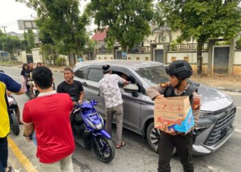 Sat Intelkam Polres Kuansing  Berbagi Takjil untuk Pengendara Sepeda Motor yang Patuh Berlalu Lintas
