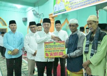 Safari Ramadhan Malam Kedua, Bupati Rohil Salurkan Bantuan Operasional Masjid Mujahidin Sungai Nyamuk
