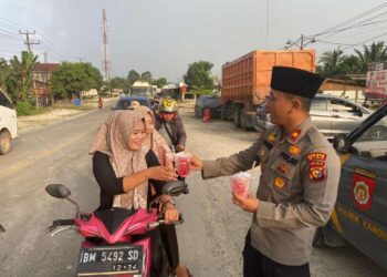 Ramadhan Berkah, Polsek Kandis Bagikan Takjil Kepada Pengguna Jalan Jelang Buka Puasa