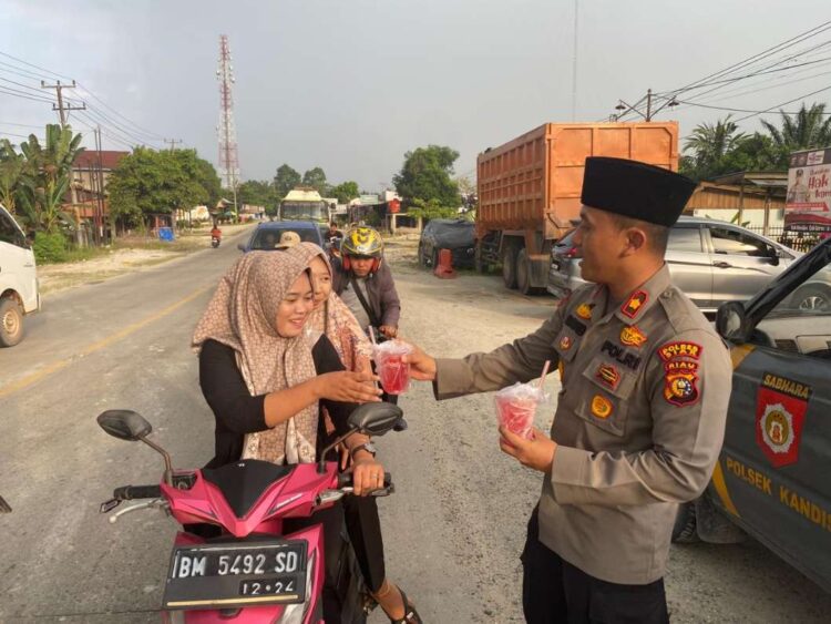 Ramadhan Berkah, Polsek Kandis Bagikan Takjil Kepada Pengguna Jalan Jelang Buka Puasa