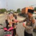 Ramadhan Berkah, Polsek Kandis Bagikan Takjil Kepada Pengguna Jalan Jelang Buka Puasa