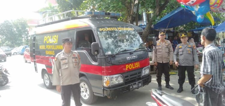 Antisipasi Tindak Kejahatan, Sat Binmas Polresta Pekanbaru OTR LK 2024 Beri Himbauan Kamtibmas di Pasar Rumbai