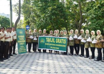 Ikatan Adhyaksa Dharmakarini Wilayah Riau Berbagi Takjil kepada Masyarakat