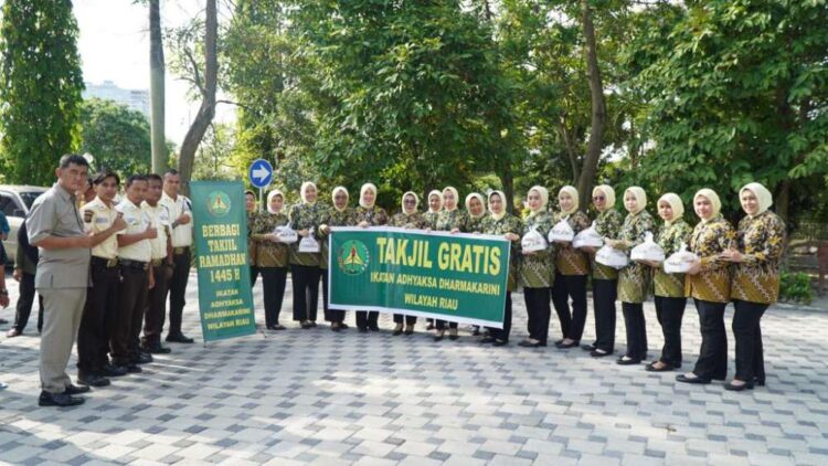 Ikatan Adhyaksa Dharmakarini Wilayah Riau Berbagi Takjil kepada Masyarakat