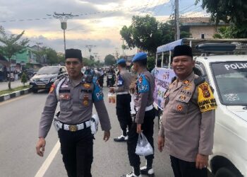 Personil Sie Propam Polres Kuansing Bagikan Takjil kepada Pengendara Tertib Berlalu Lintas