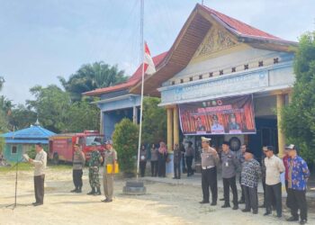 Kapolsek Kandis Bersama Upika Kecamatan Kandis Gelas Apel Siaga di Halaman Kantor Damkar