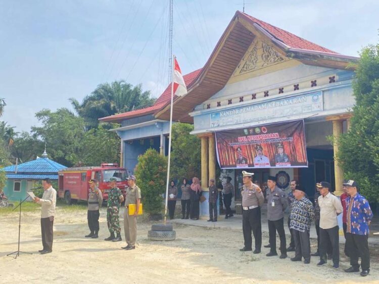 Kapolsek Kandis Bersama Upika Kecamatan Kandis Gelas Apel Siaga di Halaman Kantor Damkar