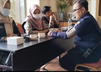 KPU Provinsi Riau Kerjasama Dengan Dinkes Riau Periksa Tensi Darah Kasi Humas Polresta Pekanbaru Ikut serta