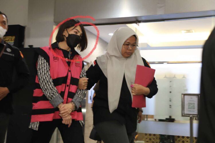 Tim Penyidik JamPidsus Kejagung RI Menahan Wanita Berparas Cantik Tersangka HLN
