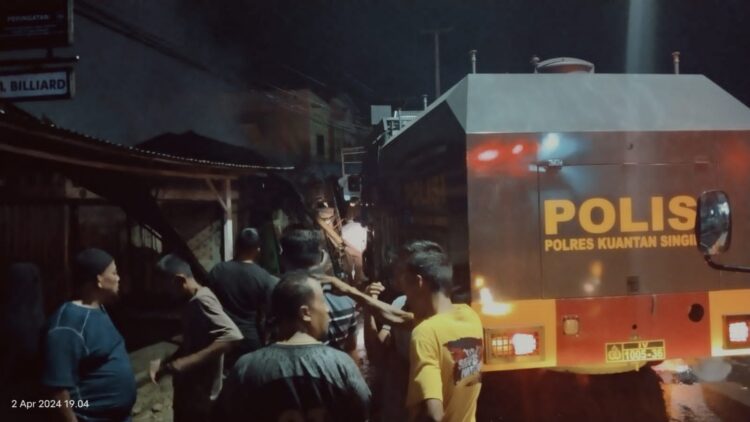 Polres Kuansing dan Polsek Kuantan Tengah Bersama Damkar Turun Langsung Padamkan Kebakaran Ruko 5 Unit: Kerugian Materil Capai Rp1 Miliar