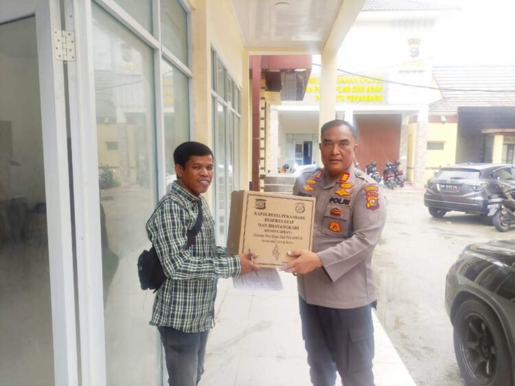 Kapolresta Berbagi Paket Lebaran Untuk Wartawan Melalui Kasi Humas