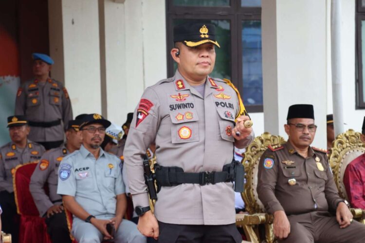 Kapolres Pelalawan Pimpin Apel Gelar Pasukan Operasi Ketupat Lancang Kuning 2024 dalam rangka Pengamanan Idul Fitri 1445 H