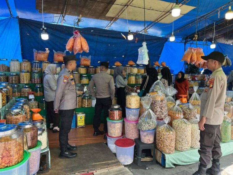 Satgas Preemtif Subsatgas Binmas Ops Ketupat LK 2024 Lakukan Himbauan Jaga Kamtibmas di Pusat Keramaian
