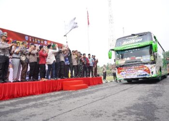 Kapolda Riau Melepas 5 Bus Rombongan Mudik Gratis Tujuan Sumbar dan Sumut ini keterangan Kapolda