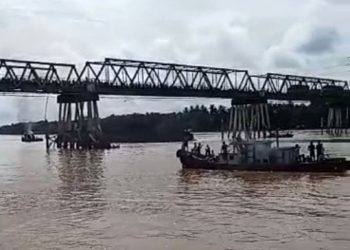 Terulang Kembali Insiden TugBoat Penarik Ponton Batu Bara diLempari Molotop Oleh Massa di Sungai BatangHari di Atas Jembatan Tembesi