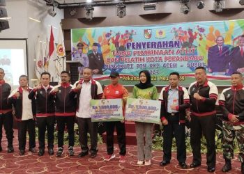 Kapolresta Pekanbaru di Wakili Kasat Binmas Serahkan Uang Pembinaan Kepada Atlit dan Pelatih Kota Pekanbaru